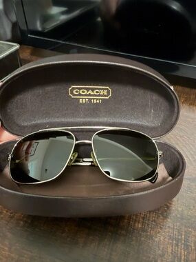 Coach Aviator Sunglasses in Black and silver-Tone